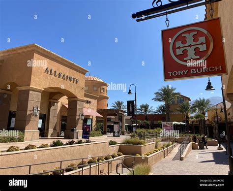 cabazon desert hills premium outlet.